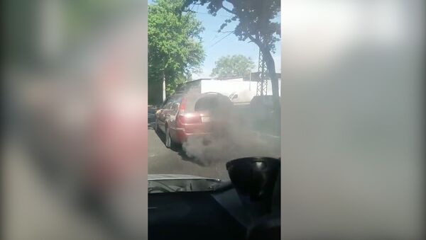 Клубы черного дыма — в центре Бишкека сняли на видео коптящий автомобиль - Sputnik Кыргызстан