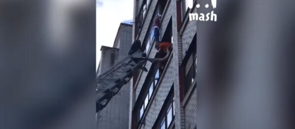 В России ребенок полчаса провисел на балконе на руках, его спасли — видео В России ребенок полчаса провисел на балконе на руках, его спасли — видео - Sputnik Кыргызстан