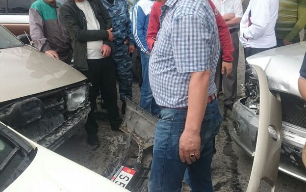 По их словам, водитель пытался обогнать по встречной полосе внедорожник, но его занесло на мокрой дороге. - Sputnik Кыргызстан