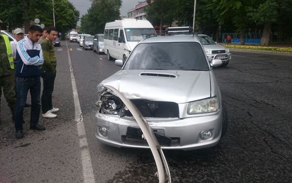 На площади Ала-Тоо в Бишкеке автомобиль Subaru Forester протаранил припаркованные машины - Sputnik Кыргызстан