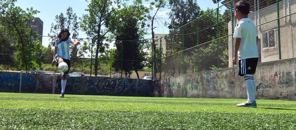 Мисс футбол Нарис попинала мяч со своими детьми. Доброе видео - Sputnik Кыргызстан