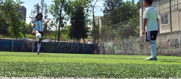 Футбол сулуусу Нарис жолдошу жана балдары менен топ тепти. Видео - Sputnik Кыргызстан