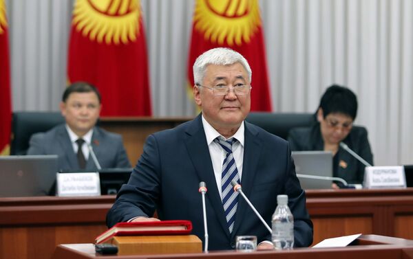 Избранный на должность судьи Верховного суда Кыргызской Республики Кыдык Жунушбаев во время присяги в Жогорку Кенеше - Sputnik Кыргызстан