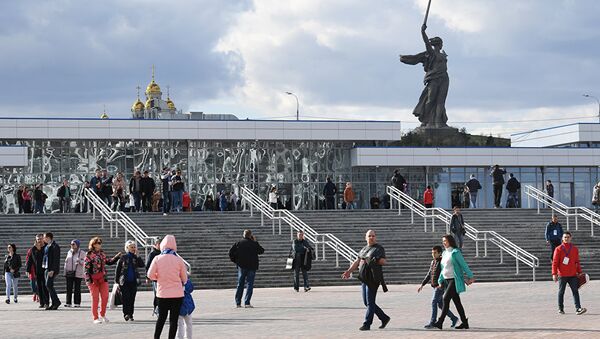 Вид на мемориал Родина-мать с площади перед стадионом Волгоград Арена - Sputnik Кыргызстан
