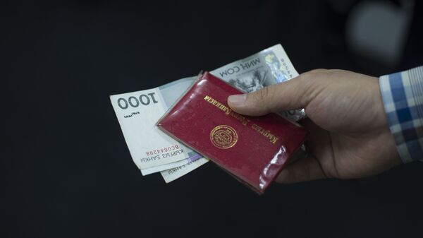 Деньги в удостоверении. Иллюстративное фото - Sputnik Кыргызстан