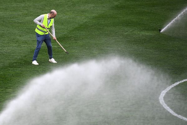 Уборка газона на поле на стадионе Волгоград Арена - Sputnik Кыргызстан