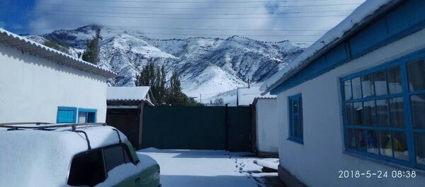 Выпадение снега в селе Сан-Таш Тюпского района - Sputnik Кыргызстан