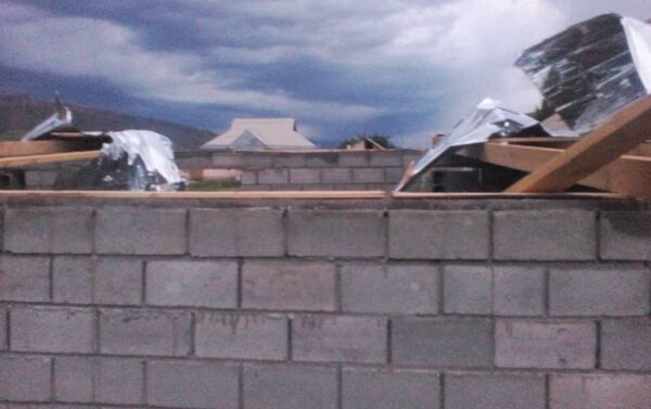 В селе Жаны-Талаа вечером 23 мая поднялся шквалистый ветер, который снес крыши 15 домов и 13 сараев. - Sputnik Кыргызстан