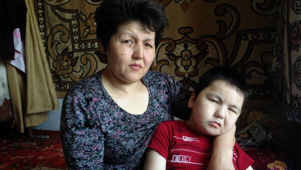 Мать-одиночка Жыпаркул Акматова, воспитывающая ребенка с ДЦП - Sputnik Кыргызстан