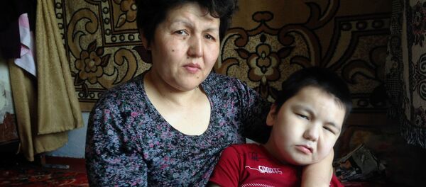 Мать-одиночка Жыпаркул Акматова, воспитывающая ребенка с ДЦП Мать-одиночка Жыпаркул Акматова, воспитывающая ребенка с ДЦП - Sputnik Кыргызстан