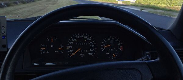 Автомобиль марки Mercedes Benz E320 Автомобиль марки Mercedes Benz E320 - Sputnik Кыргызстан