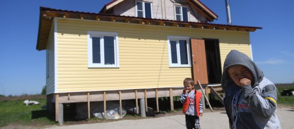 Москвадан алыс эмес жердеги кыргыз айылында жашаган мигранттар Москвадан алыс эмес жердеги кыргыз айылында жашаган мигранттар - Sputnik Кыргызстан