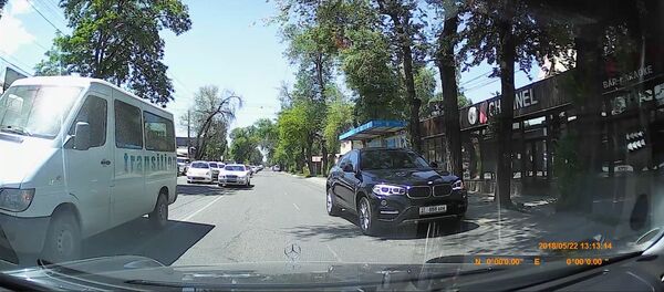 Что творят эти водители! За минуту бишкекчанин снял три грубых нарушения Что творят эти водители! За минуту бишкекчанин снял три грубых нарушения - Sputnik Кыргызстан