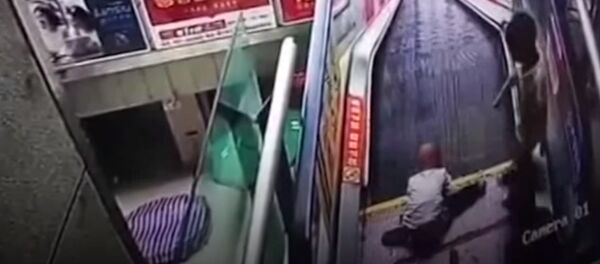 Что может случиться, если оставить ребенка одного на эскалаторе — видео - Sputnik Кыргызстан