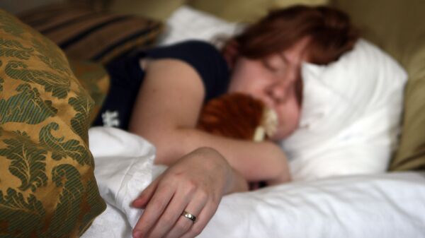 Девушка спит на кровати - Sputnik Кыргызстан