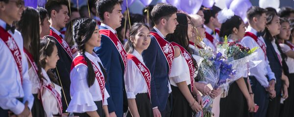 Выпускники столичных школ отметили Последний звонок в Бишкеке Выпускники столичных школ отметили Последний звонок в Бишкеке - Sputnik Кыргызстан