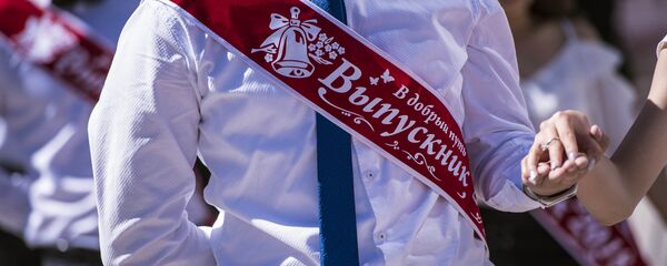 Бишкектеги мектептердин бүтүрүүчүлөрү Акыркы коңгуроо майрамдашты. Архив - Sputnik Кыргызстан