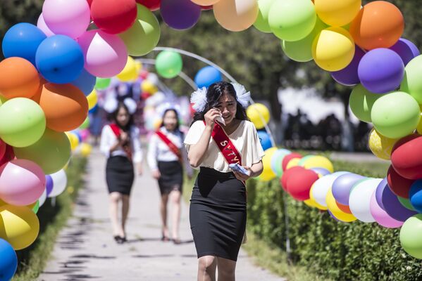 Выпускники столичных школ отметили Последний звонок в Бишкеке - Sputnik Кыргызстан