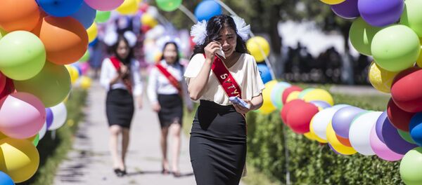 Выпускники столичных школ отметили Последний звонок в Бишкеке Выпускники столичных школ отметили Последний звонок в Бишкеке - Sputnik Кыргызстан