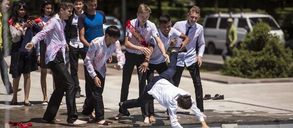 Выпускники столичных школ отметили Последний звонок в Бишкеке Выпускники столичных школ отметили Последний звонок в Бишкеке - Sputnik Кыргызстан