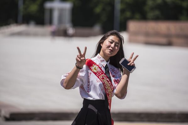 Выпускники столичных школ отметили Последний звонок в Бишкеке - Sputnik Кыргызстан