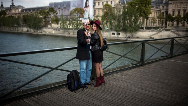 Туристы фотографируются на Мосту Искусств в Париже. Архивное фото - Sputnik Кыргызстан
