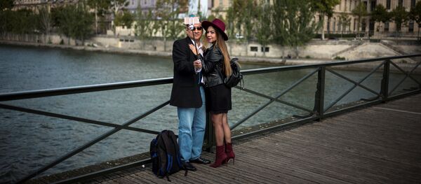 Туристы фотографируются на Мосту Искусств в Париже. Архивное фото - Sputnik Кыргызстан