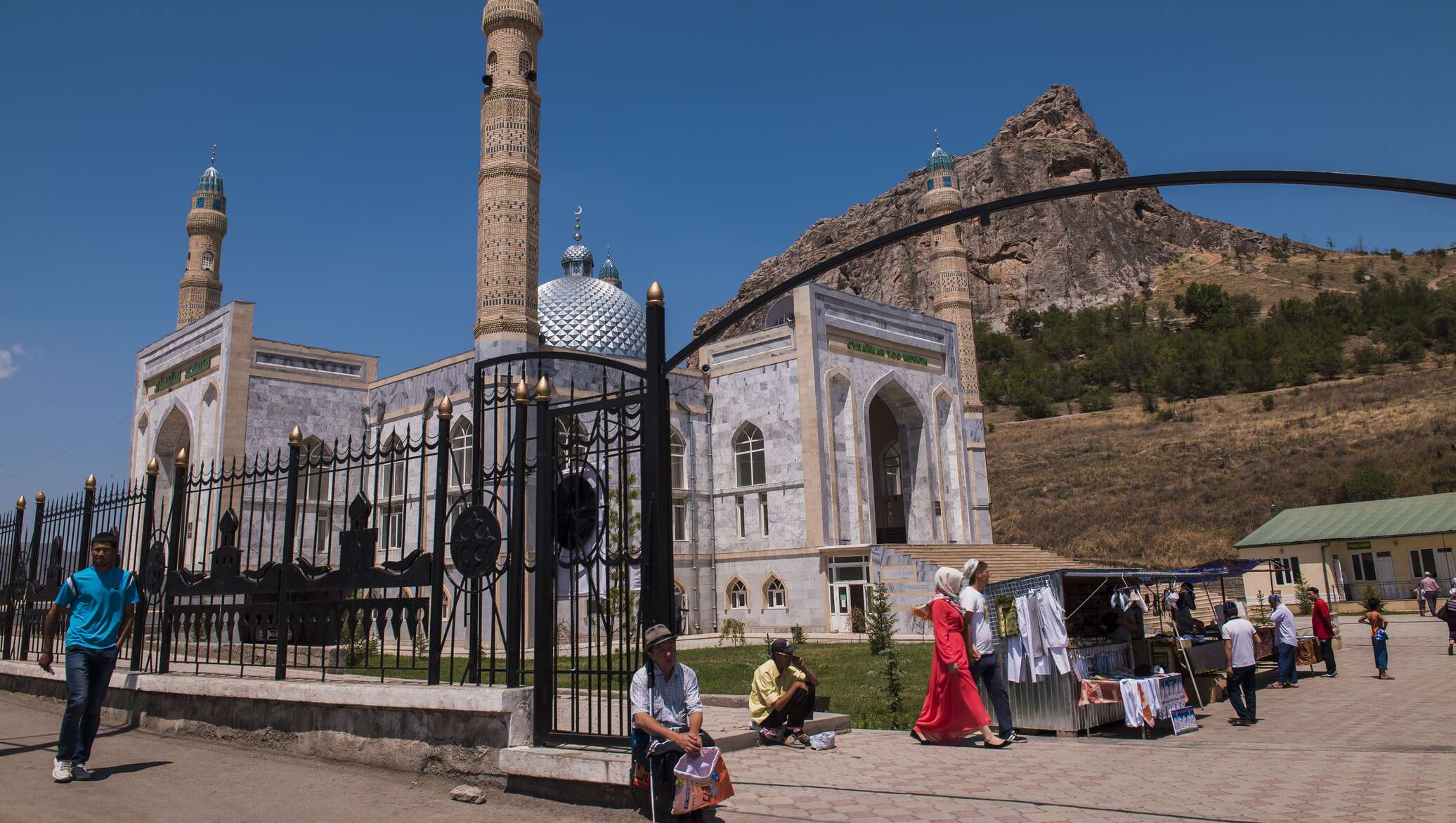 Время в кыргызстане ош. Сулайман ТОО мечети. Мечеть в городе Ош. Ош (город, Киргизия). Город Ош Сулайман ТОО.