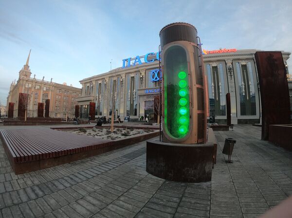 Подпись - “Барометр счастья” в онлайм-режиме измеряет настроение жителей Екатеринбурга. Подпись - “Барометр счастья” в онлайм-режиме измеряет настроение жителей Екатеринбурга. - Sputnik Кыргызстан