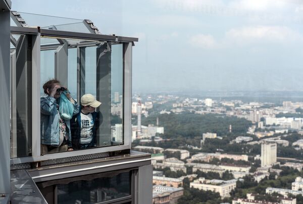 Посетители на смотровой площадке бизнес-центра Высоцкий в Екатеринбурге. Посетители на смотровой площадке бизнес-центра Высоцкий в Екатеринбурге. - Sputnik Кыргызстан