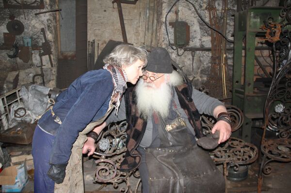 Подпись - Кузнец Александр Лысяков со своим подмастерьем. Подпись - Кузнец Александр Лысяков со своим подмастерьем. - Sputnik Кыргызстан