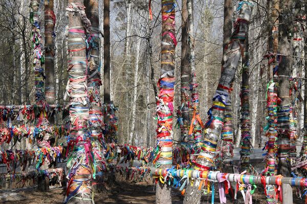 Ленточки на границе Европы и Азии приносят любовь и удачу Ленточки на границе Европы и Азии приносят любовь и удачу - Sputnik Кыргызстан