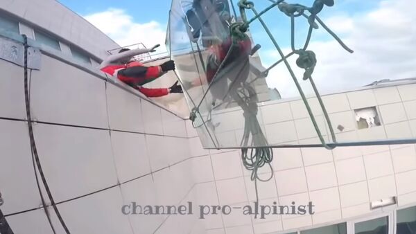 В Москве с 47 этажа упало 380-килограммовое стекло — видео - Sputnik Кыргызстан