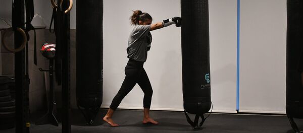 Девушка во время тренировки по боксу - Sputnik Кыргызстан