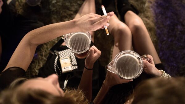 Женщины с пивом и сигаретами. Архивное фото - Sputnik Кыргызстан