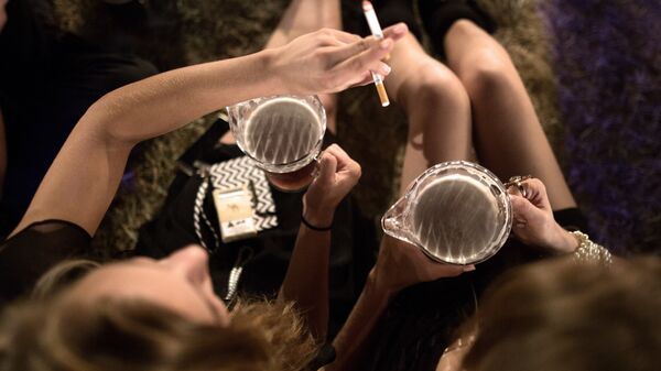 Девушки распивают пиво. Архивное фото - Sputnik Кыргызстан