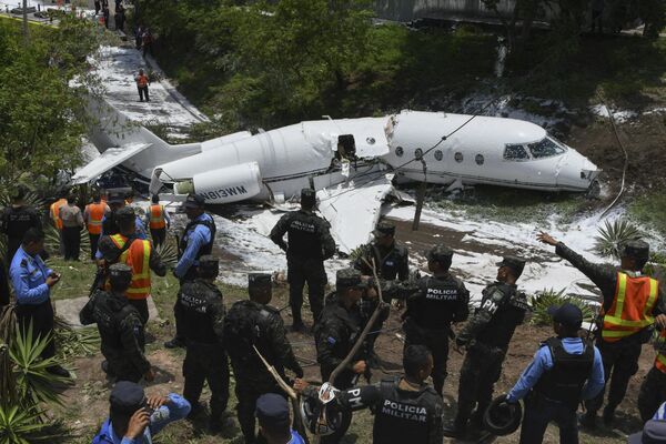 Самолет выехал за пределы взлетно-посадочной полосы в Гондурасе - Sputnik Кыргызстан