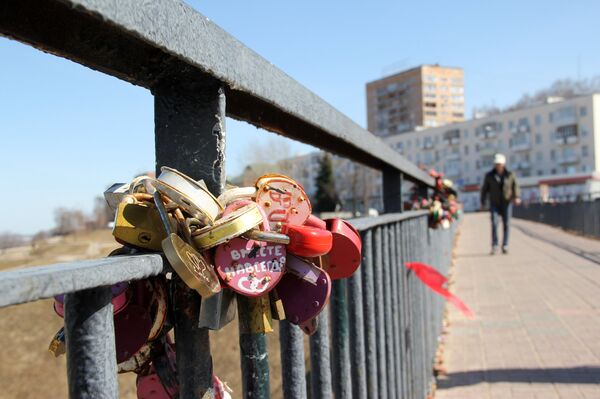 Символ крепкой любви на ограде моста в Нижнем Новгороде - Sputnik Кыргызстан