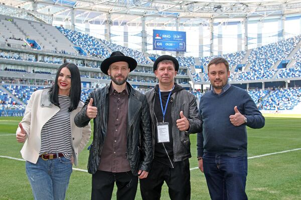 Марат, Аня и братья Крестовские из группы УмаТурман на стадионе “Нижний Новгород” - Sputnik Кыргызстан