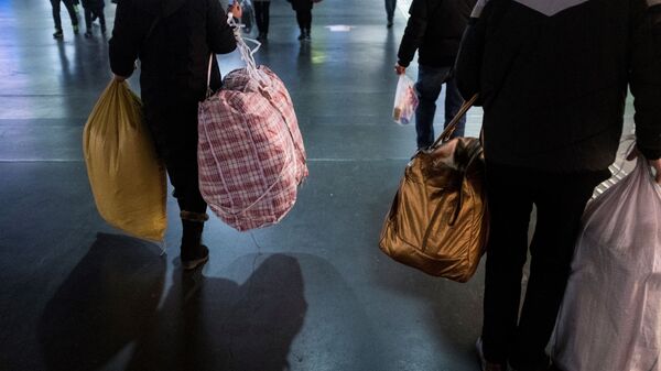 Пассажиры c сумками проходят через границу. Архивное фото - Sputnik Кыргызстан