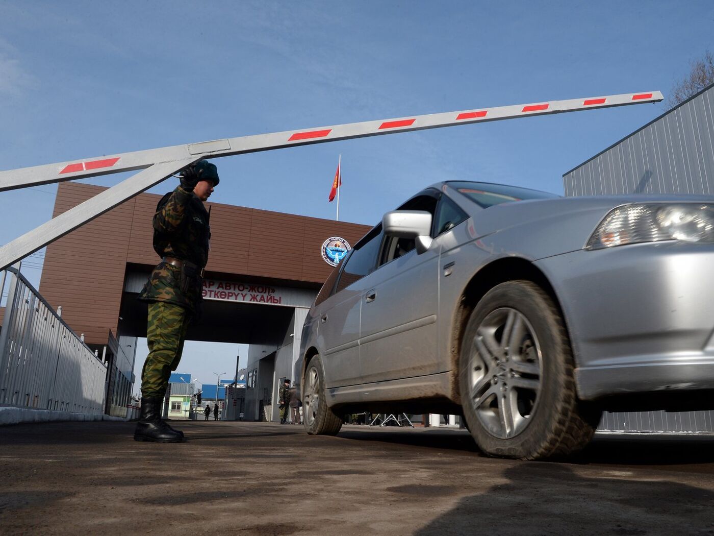 Авто врезалось в КПП и чуть не задавило солдата на казахско-кыргызской  границе. Видео