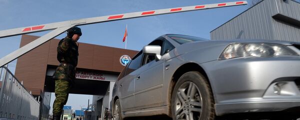 Пограничник во время проверки документов у граждан на КПП. Архивное фото Пограничник во время проверки документов у граждан на КПП. Архивное фото - Sputnik Кыргызстан