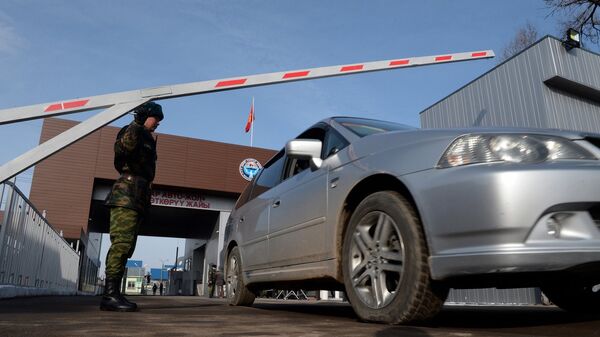 Пограничник во время проверки документов у граждан на КПП. Архивное фото - Sputnik Кыргызстан