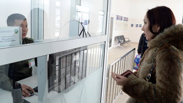 Чек ара кызматкери өткөрүү пунктунда документтерди текшерип жатат. Архив - Sputnik Кыргызстан