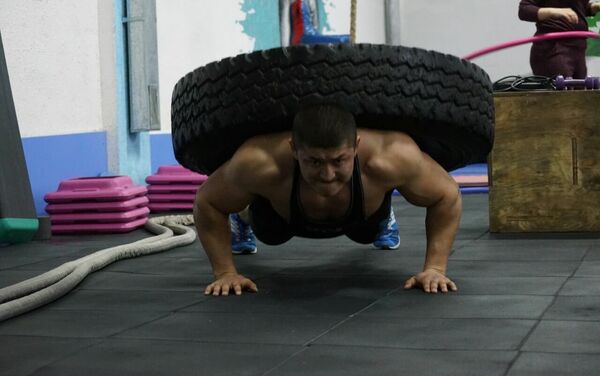 Кыргызстанский спортсмен Келдибек Атайбек уулу занимается тяжелой атлетикой - Sputnik Кыргызстан