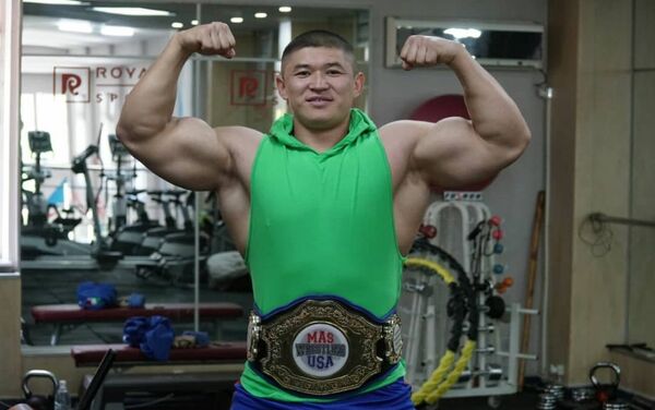 Он абсолютный чемпион и рекордсмен Кыргызстана по пауэрлифтингу, чемпион Азии по бодибилдингу и таяк тартышу (перетягивание палки), тренер по фитнесу - Sputnik Кыргызстан