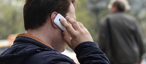Мужчина говорит по телефону. Архивное фото - Sputnik Кыргызстан