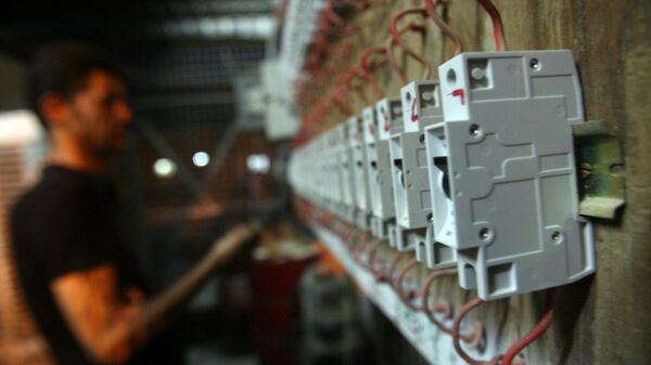 Электрик проверяет распределительный щит здания. Архивное фото - Sputnik Кыргызстан