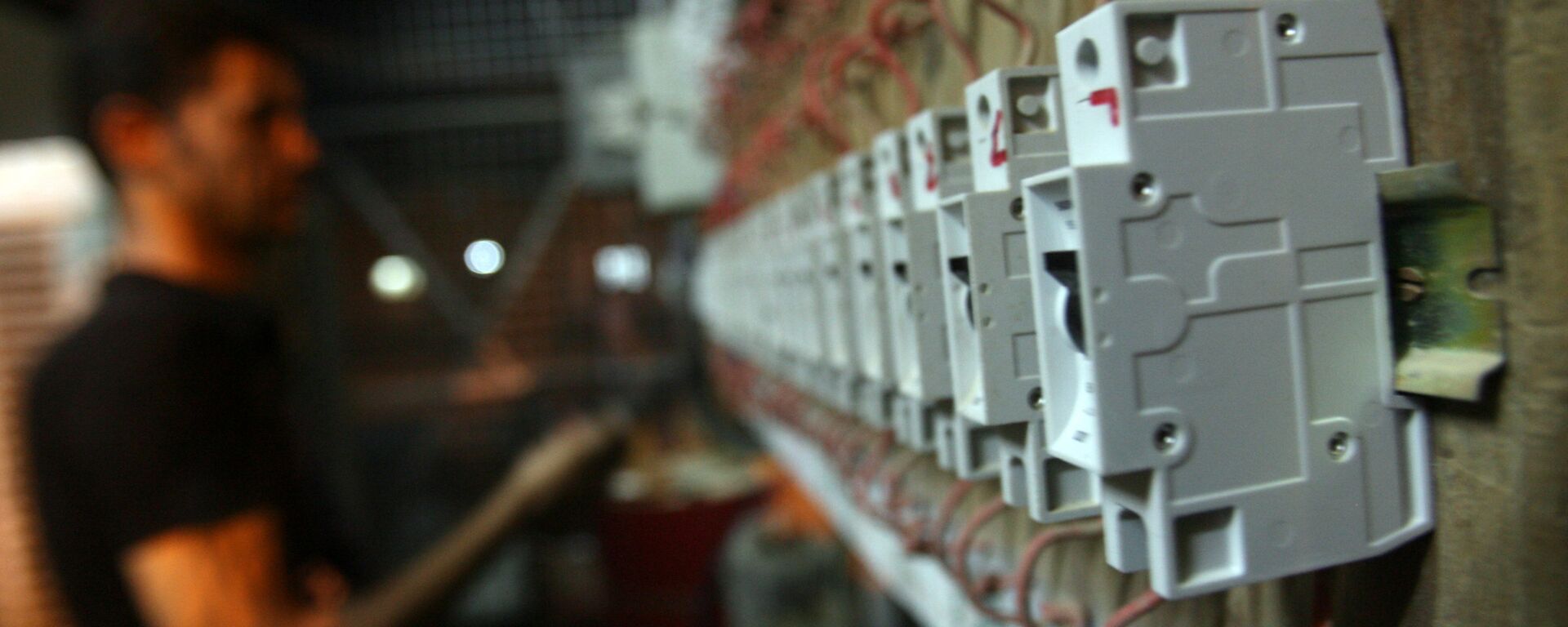Электрик проверяет главный распределительный щит здания. Архивное фото - Sputnik Кыргызстан, 1920, 03.12.2023
