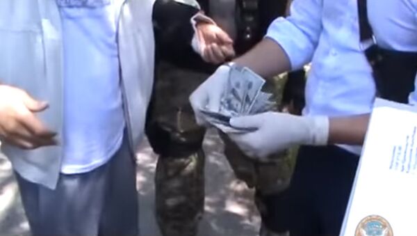 В Бишкеке со взяткой задержан завкафедрой — пожаловалась студентка. Видео - Sputnik Кыргызстан